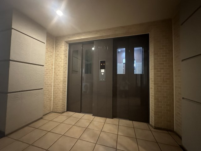 エレベータが2基備わっているので、待ち時間も少なく忙しい朝にはありがたい設備です。