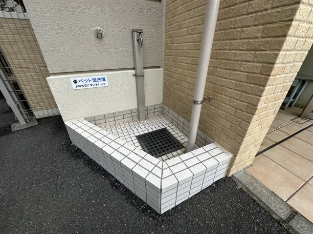 ペット飼育可物件ならではの、ペットの足洗い場が備わっています。うれしい設備です。