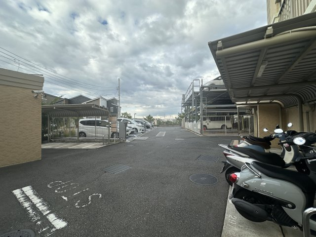 駐車場は、駐車しやすそうなスペースが広くとってあります。バイク置き場も備わっています。