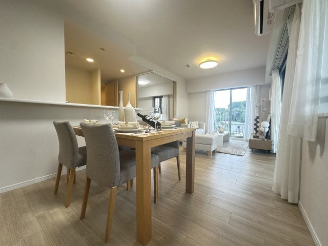 角部屋で2面採光の明るいリビングです。16帖のLDKは、広く、ご家族が集まるにぎやかなスペースです。