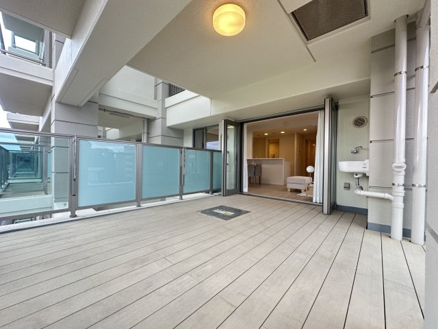 10帖のオープンエアリビングは、お家キャンプや、屋外でのランチ、読書や、日光浴、観葉植物の育成に。