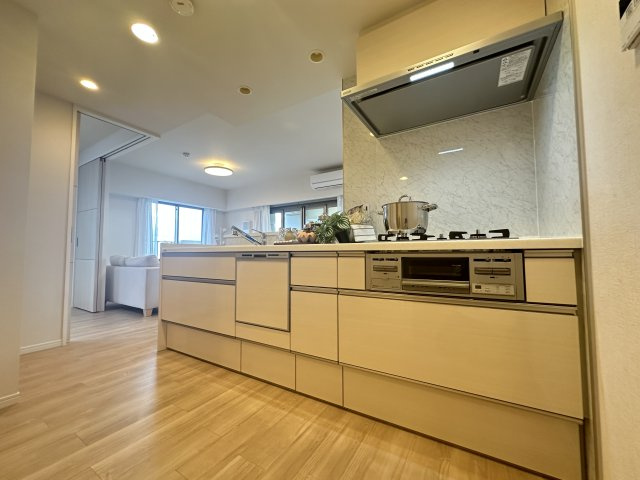 白を基調とした明るい印象のシステムキッチンは、お料理に腕が鳴りますね。
