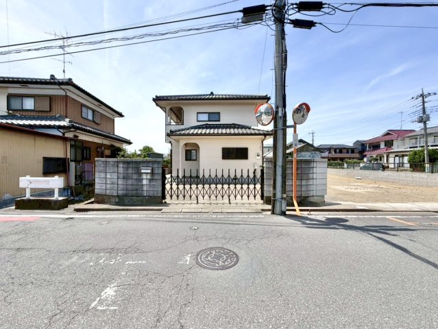 ■外観｜ガーデニングや家庭菜園を楽しめる庭スペースがあり、日々の暮らしに彩りをプラスしてくれます。