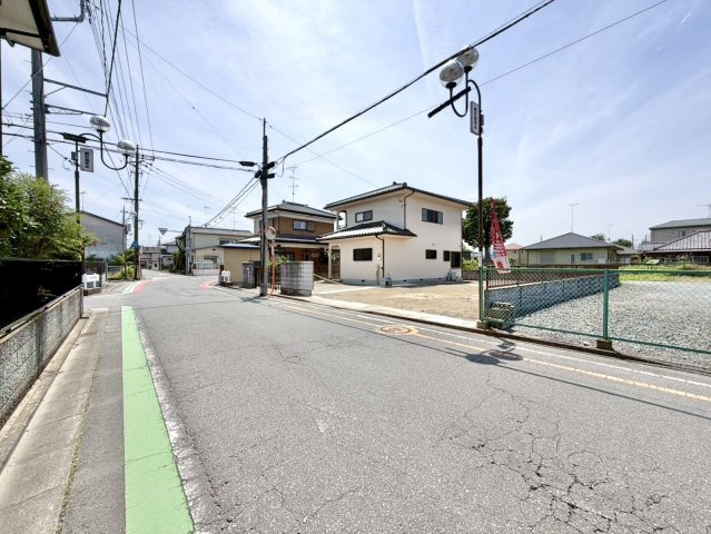 ■外観｜周囲の見渡しが良く、車の出入りの際も安全確認がしやすいため、小さなお子様がいるご家庭でも安心です。