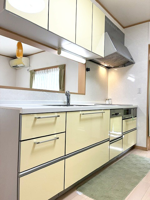 淡いイエローカラーの明るいキッチン！収納もたくさんできます！
