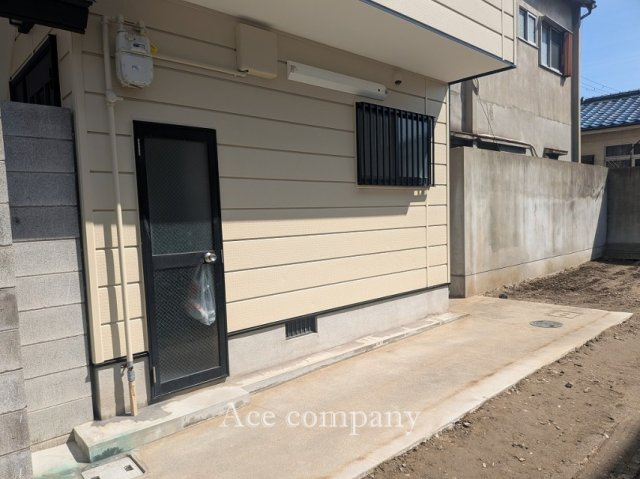 南側に勝手口・広々駐輪スペースあります♪