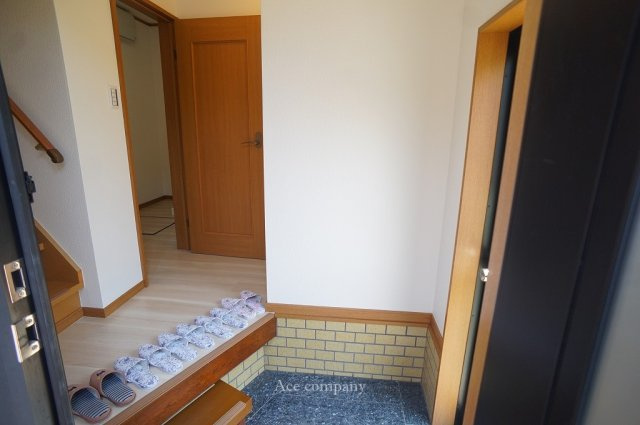 明るい玄関☆玄関横には勝手口もございます♪