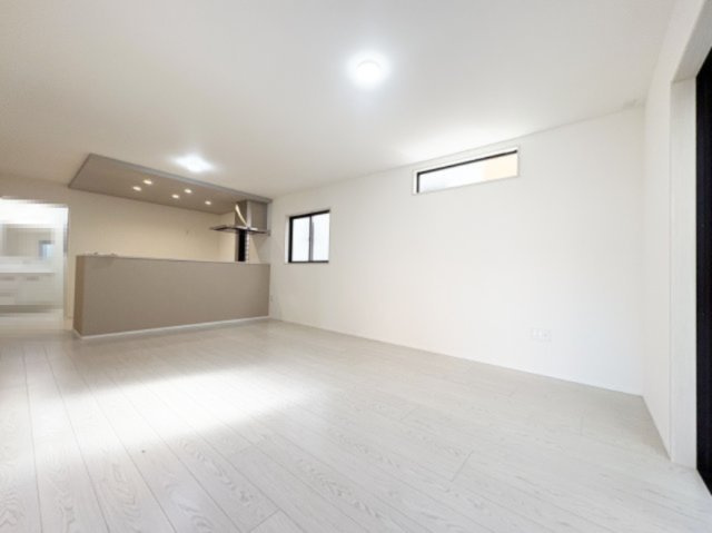 家族の会話が弾む対面式キッチンの間取りです。（施工例）　
