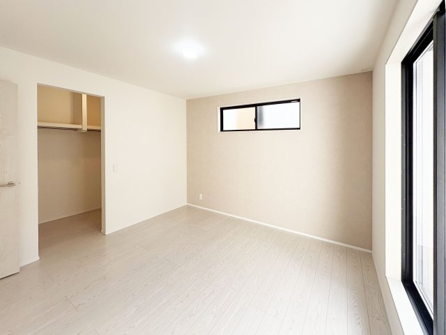 2階寝室、バルコニーに面した明るいお部屋です（施工例）　