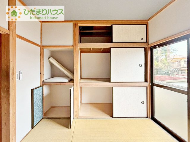 和室の収納は横開きクローゼット！　しまった物の出し入れも楽々です(^^)