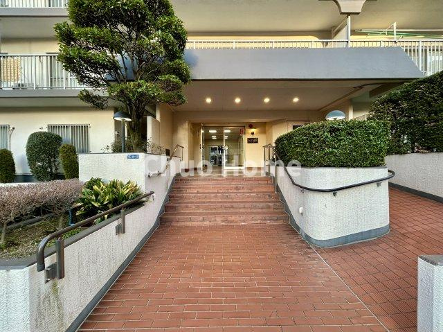 【エントランス】マンションのエントランスは、その物件の印象を決める、顔とも言える場所です。毎日通る場所ですからきれいなのが一番です。