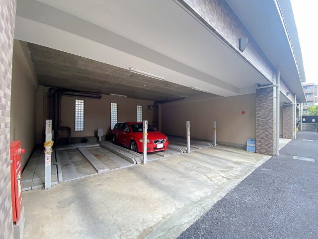 お車の出し入れがスムーズに行える敷地内の駐車場スペースです。大切なお車を身近に停めておくことができ、マイカーを利用したお出かけや日々のショッピングにも大変便利な嬉しい設備です。