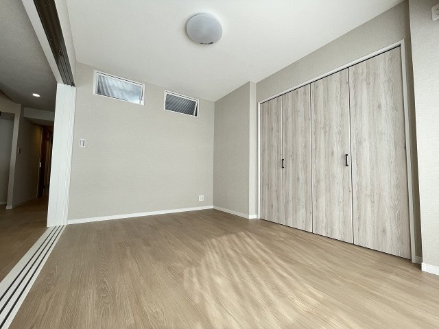 大切なお子さまを見守りやすい引き戸の洋室は、子ども部屋としても。　