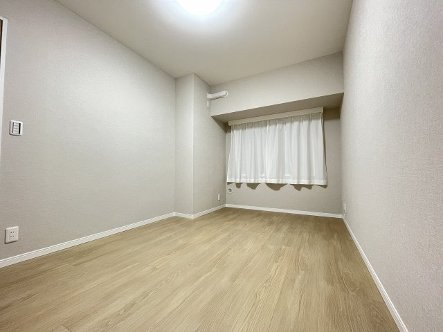 リビングから離れた洋室は、静かに休める寝室にピッタリ。　