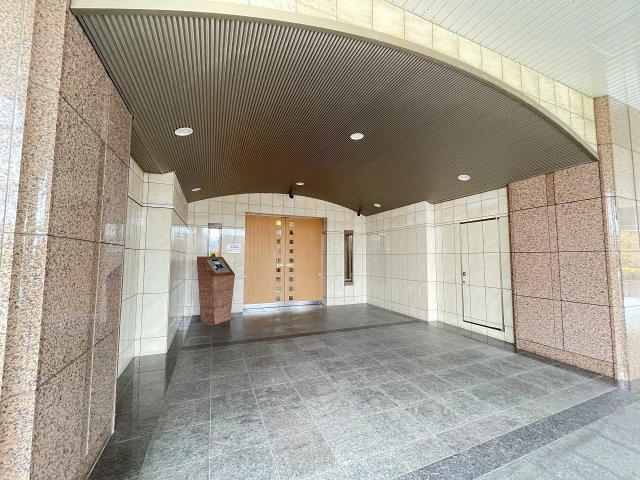 マンションの顔でもある、高級感漂うエントランス。　
