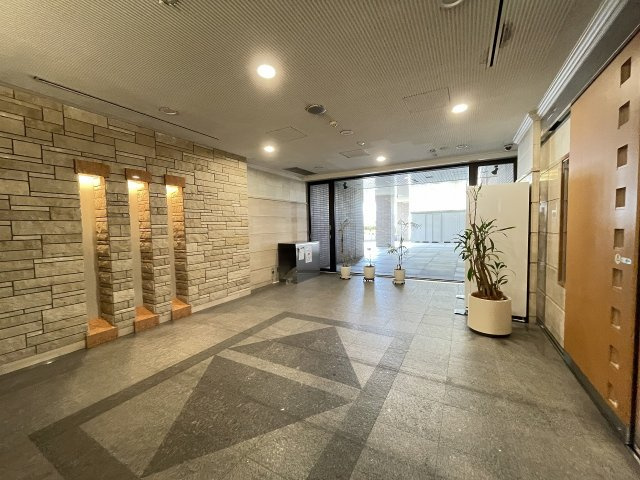 明るく広々としたエントランスが迎えてくれます。　