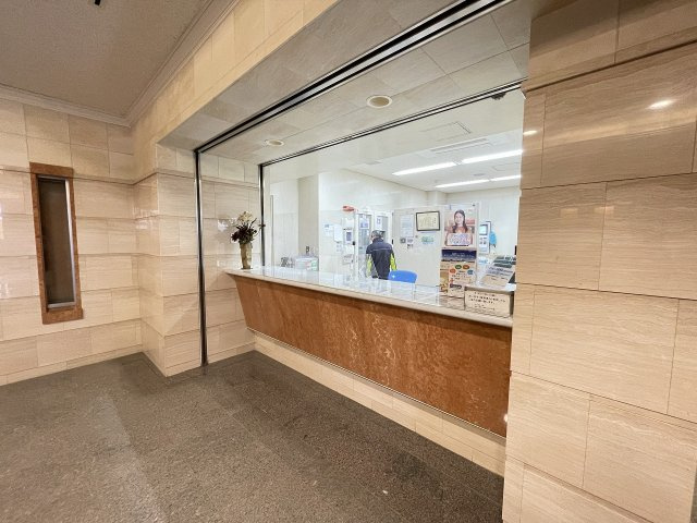 オートロックに加え管理人室もあり、防犯面でも安心のエントランス。　