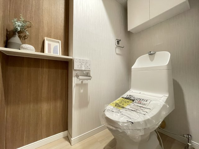 温水洗浄便座付きの清潔感あるトイレは、落ち着いた空間に。　
