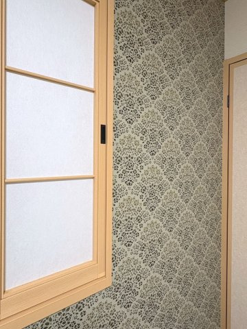 1階和室。一面にはお洒落な和風クロス張りです。