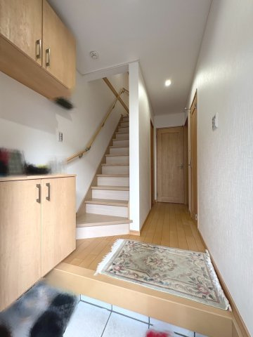 セパレートタイプの玄関収納付き。広々とした玄関です。