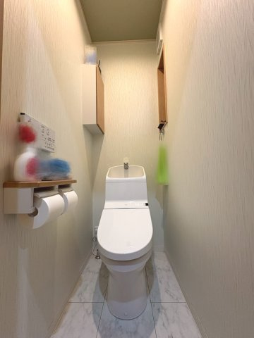 1階ウォシュレット一体型トイレ。収納棚付き