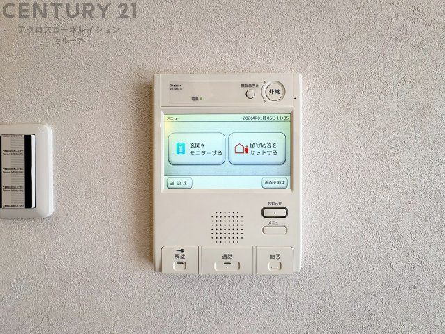 訪問者が来たときにテレビ画面で確認できるため、安心してドアを開けられます。録画機能があるものもあり、留守中に来訪者を記録しておくことができます。利便性が高く、セキュリティ面でも安心です。
