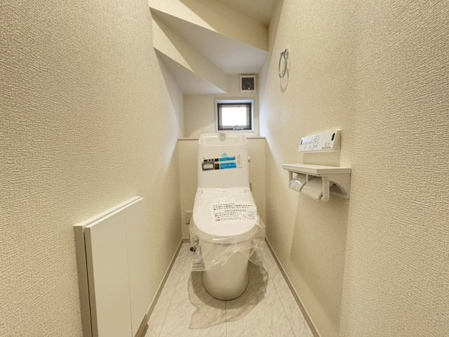トイレは1階・2階それぞれにあって便利です。温水洗浄便座機能付き。