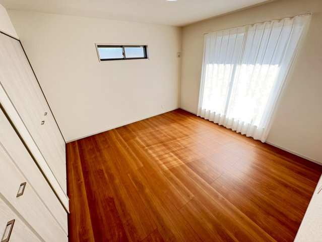 8帖主寝室　バルコニーに面していて開放感ある空間です。