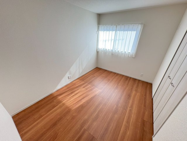 6帖子供部屋　南からの陽射しで明るい空間です。