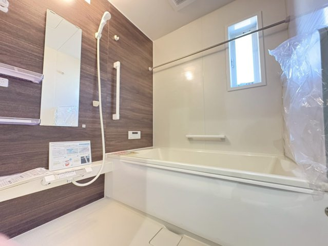 落ち着いた雰囲気でゆったり寛げるバスルーム。