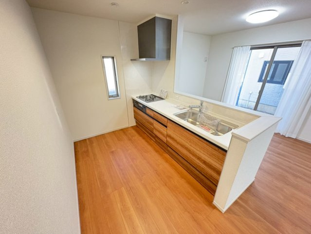 シンプルな意匠で使いやすいシステムキッチン。
