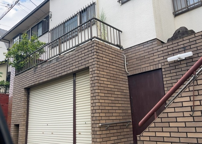 土地の形が極端に長細かったり、狭小地、あるいは道路との高低差がある傾斜地だった場合、後々売ろうとしても買い手がつかない場合もあります。後々、売却することになった時に価値の下がらない土地を選びましょう。