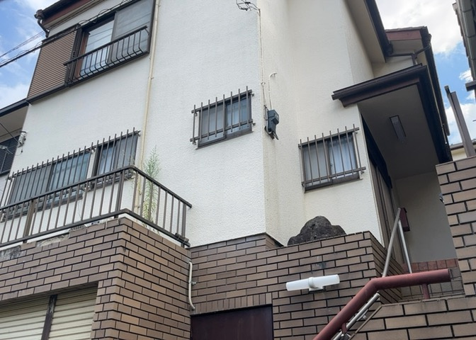 土地の面積＝住宅面積ではありません。建ぺい率の問題などで、土地のある場所によって住宅を建てられる面積は限られています。高さもしかり、「土地」という言葉の中には、建築条件も含まれると考えておきましょう。
