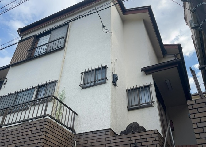 家を建てる場合、方位は要チェックです。現実的に日当たりのよい家ならばリビングは南側、建築基準法でも北側に当たる家への配慮は求められています。土地を見学に行く際は、方位磁針を持って行くようにしましょう。