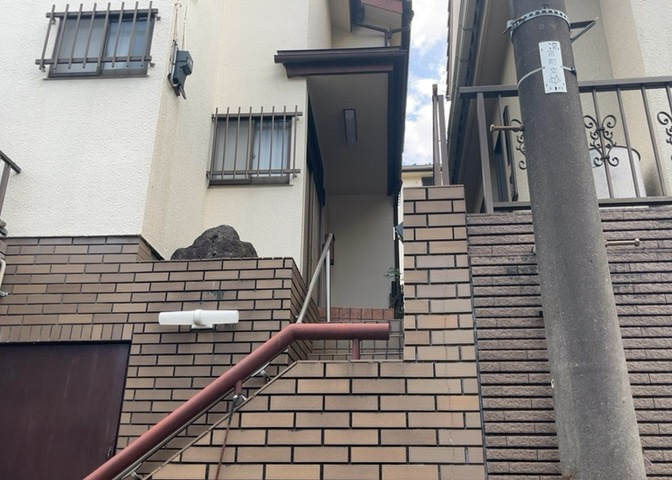 土地の前の道路に消火栓が設置されていることがあります。この場合、道路交通法第45条第1項により、駐車禁止の場所が指定されています。そのため、車庫などの駐車スペースをつくることができない場合があります。