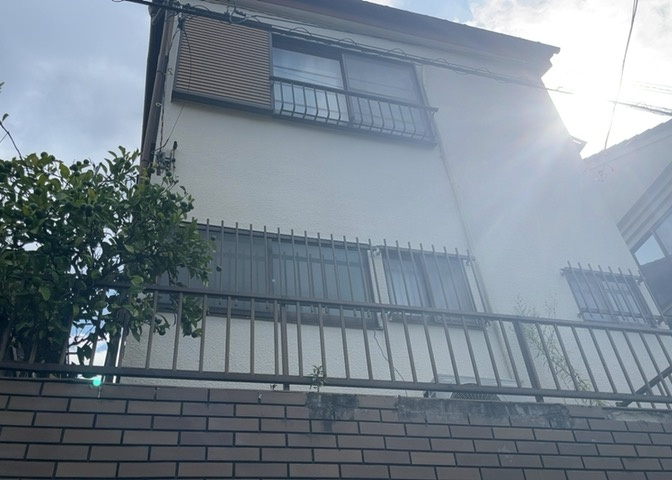 現地に行くなら、物件の周囲の地形がどうなっているかを見ることも大切です。周辺より低くなっている土地では、大雨などで水が集まりやすいため、地盤が弱くなっているということも考えられるため、注意が必要です。