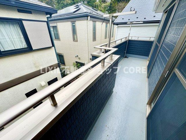 開放感いっぱいの眺望と共に光と風を享受するバルコニー。景観を眺めることができます。　