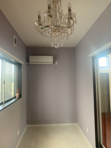 【亀山　売事務所の玄関】