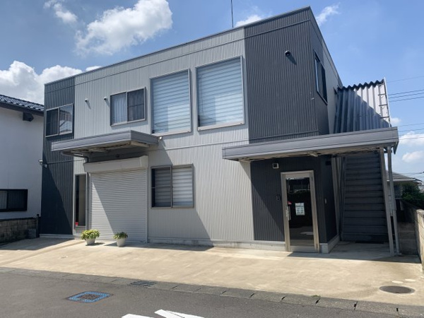 【亀山　売事務所の外観】