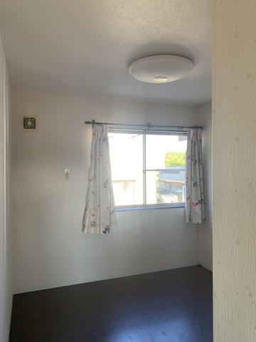 【亀山　売事務所の居間】