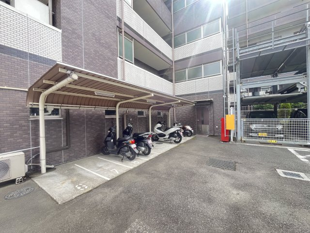 屋根付きバイク置場で、こちらは立体駐車場付近の区画です。南側にも同様に屋根付きバイク置場が完備されております。