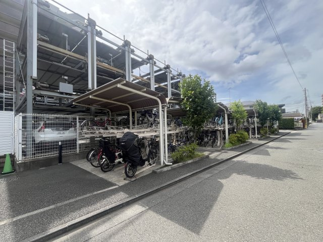 屋根付き駐輪場です。エントランスから出て直ぐ左手にございます。