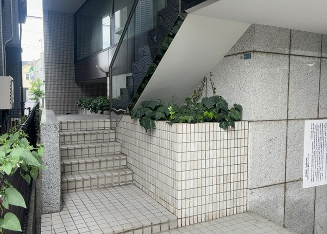 物件によっては、入居者が個人的に使用できる専用庭がついているものもあります。また、住宅の中にある土間の部分を庭と呼ぶこともあります。庭の用途は住む人によって変わり、それによってデザインもさまざまです。