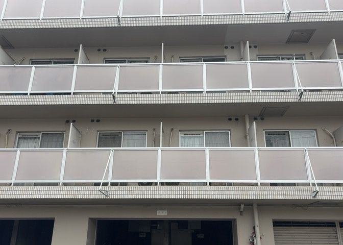 中庭（パティオ）とは、一つの建築物の内部に設けられた、壁などで囲われている庭のことを指します。コの字型、ロの字型が主流ですが、L字型の中庭もあります。最近では、インテリア性の高さからも人気があります。