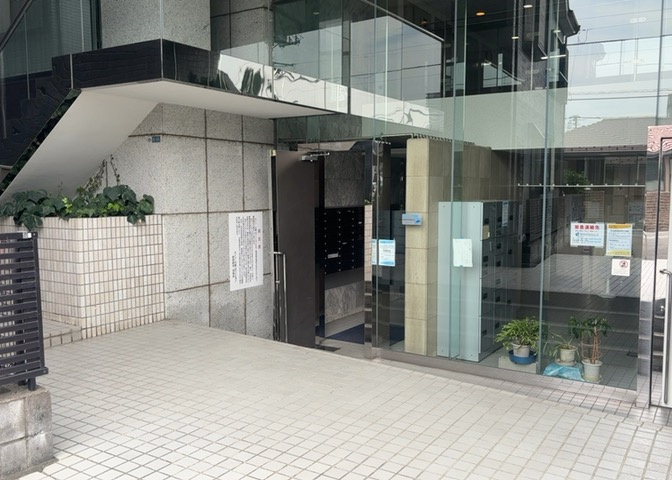 マンションのエントランスには、もともと風よけや防犯の役割がありますが、マンションによって宅配ボックスなどの設備が備わっている所もあります。日々の生活をイメージしながら生活しやすさをチェックしましょう。
