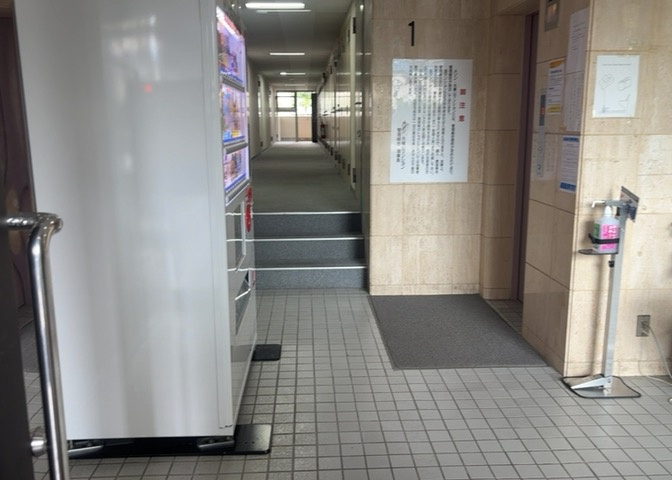 ラウンジは、マンションの共用スペースに椅子やテーブルなどを配置した利用者が寛げる空間です。屋内型ラウンジと屋外型ラウンジがあります。共用部分の管理状況と合わせて、詳細については現地でご確認ください。