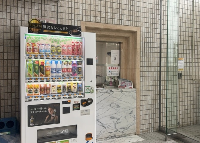 受付はマンションコンシェルジュがいる場合もあれば、管理人が滞在する小部屋を総称して呼ぶことがあります。主にエントランスに設置されていることから、防犯面でも期待ができます。防犯設備がない場合はより安心！