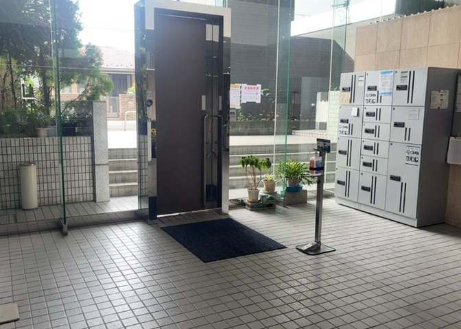 ロビーというと、エントランスと何がちがうの？と思いますよね。実はロビーとエントランスには明確な決まりはありません。物件によっては、エントランスを入って広がるある程度の広さのある空間がロビーとなります。