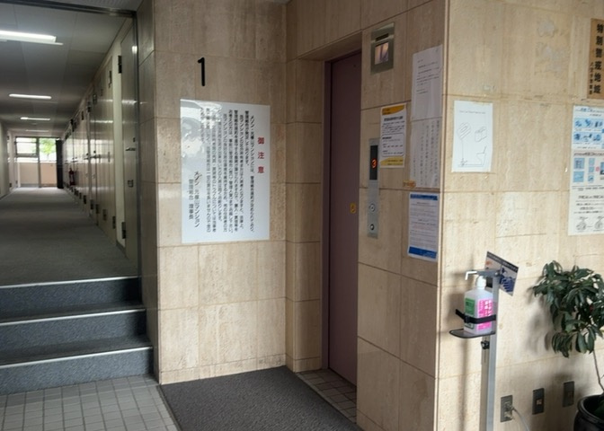 共用部分は、一棟の建物に住む区分所有者全員が共同で所有するとし、共用部分の管理、補修などは、区分所有者で形成される管理組合が行います。個人の判断で勝手に変更することはできませんので覚えておきましょう。