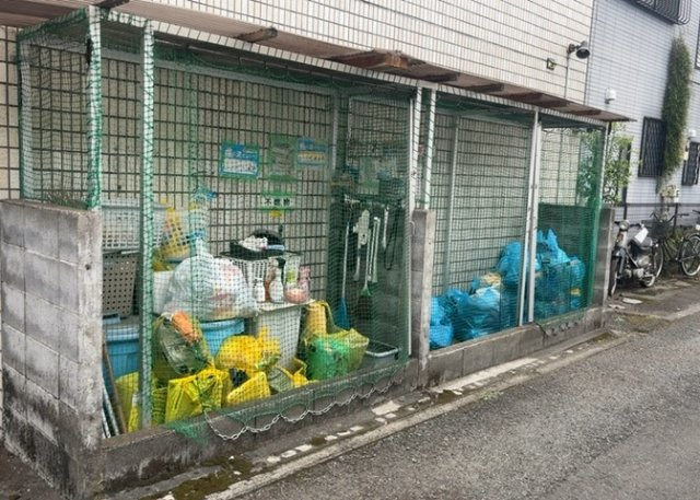 共有部分は、住民なら誰もが使える設備のこと。例えば駐車場やエレベーター、インターネット設備、セキュリティ設備などがあります。他にも、マンションの廊下・外部階段やエントランス・ゴミ置き場などがあります。